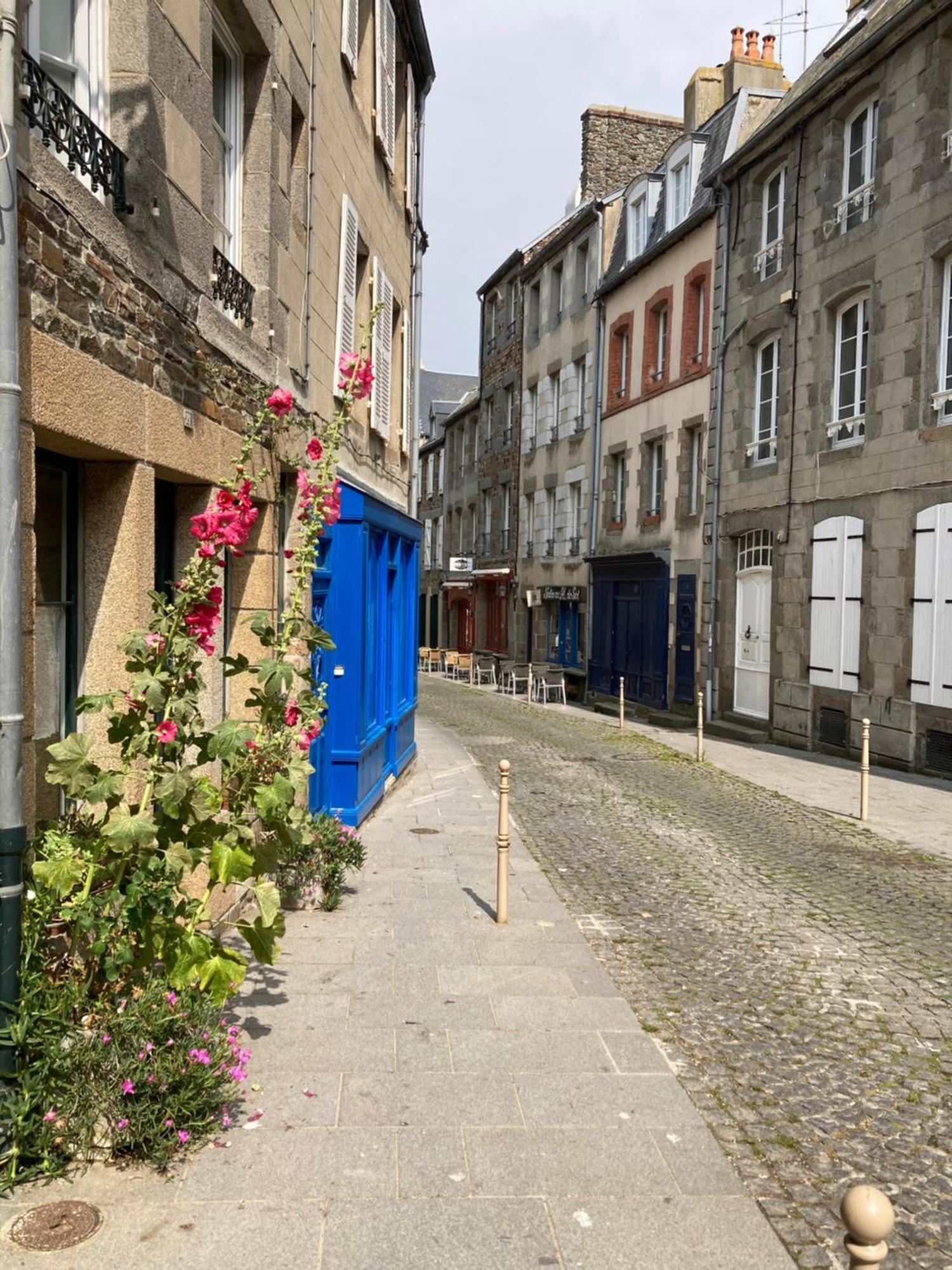 Appartement Haute Ville Meuble Avec Cour Privative Granville Exterior photo